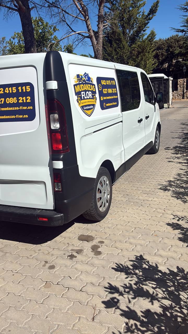 Furgoneta Renault Trafic de 7 m³ de Mudanzas Flor